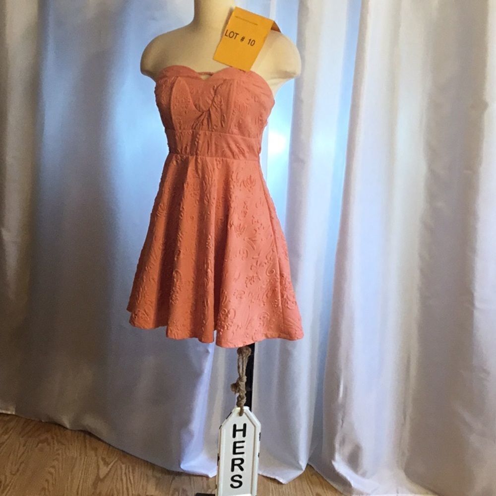 Strapless dress w/ embossing in  🍑 by THE HANGER